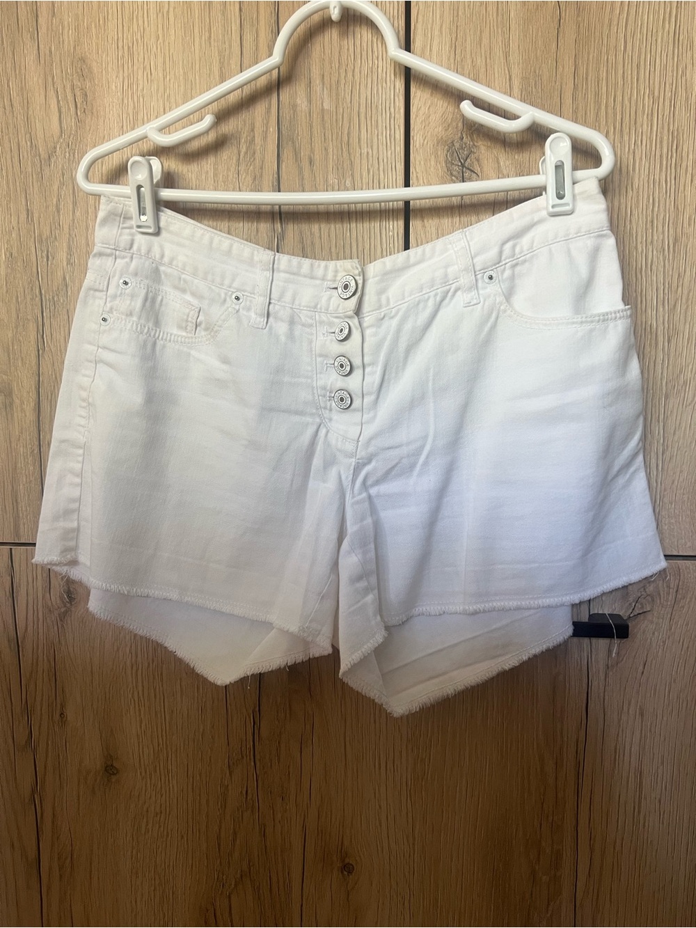 Kenar White Button-Front Denim Shorts